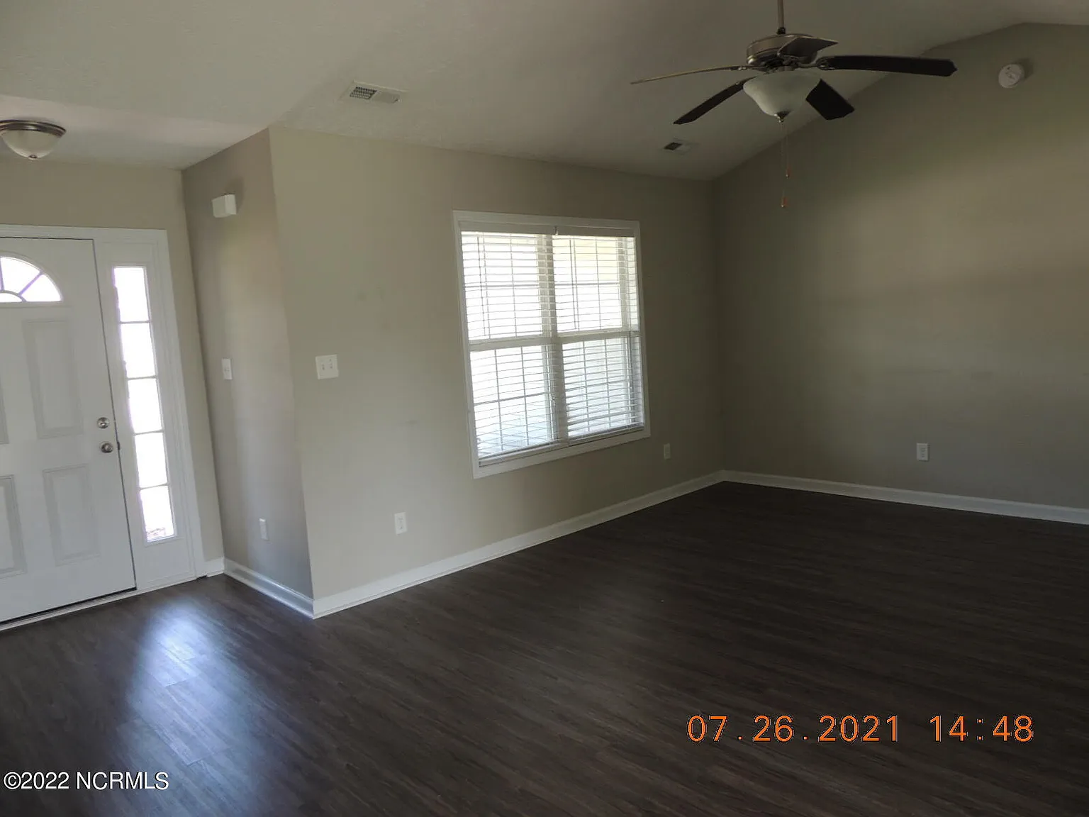 3 bed, 2.0 bath, 1274 sqft, $1,600 — Photo 2