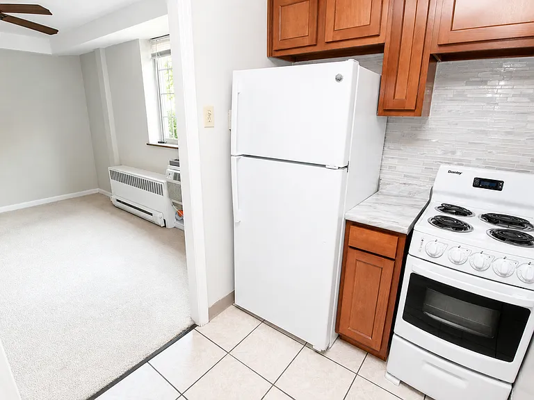 348 S Highland Ave — Photo 4