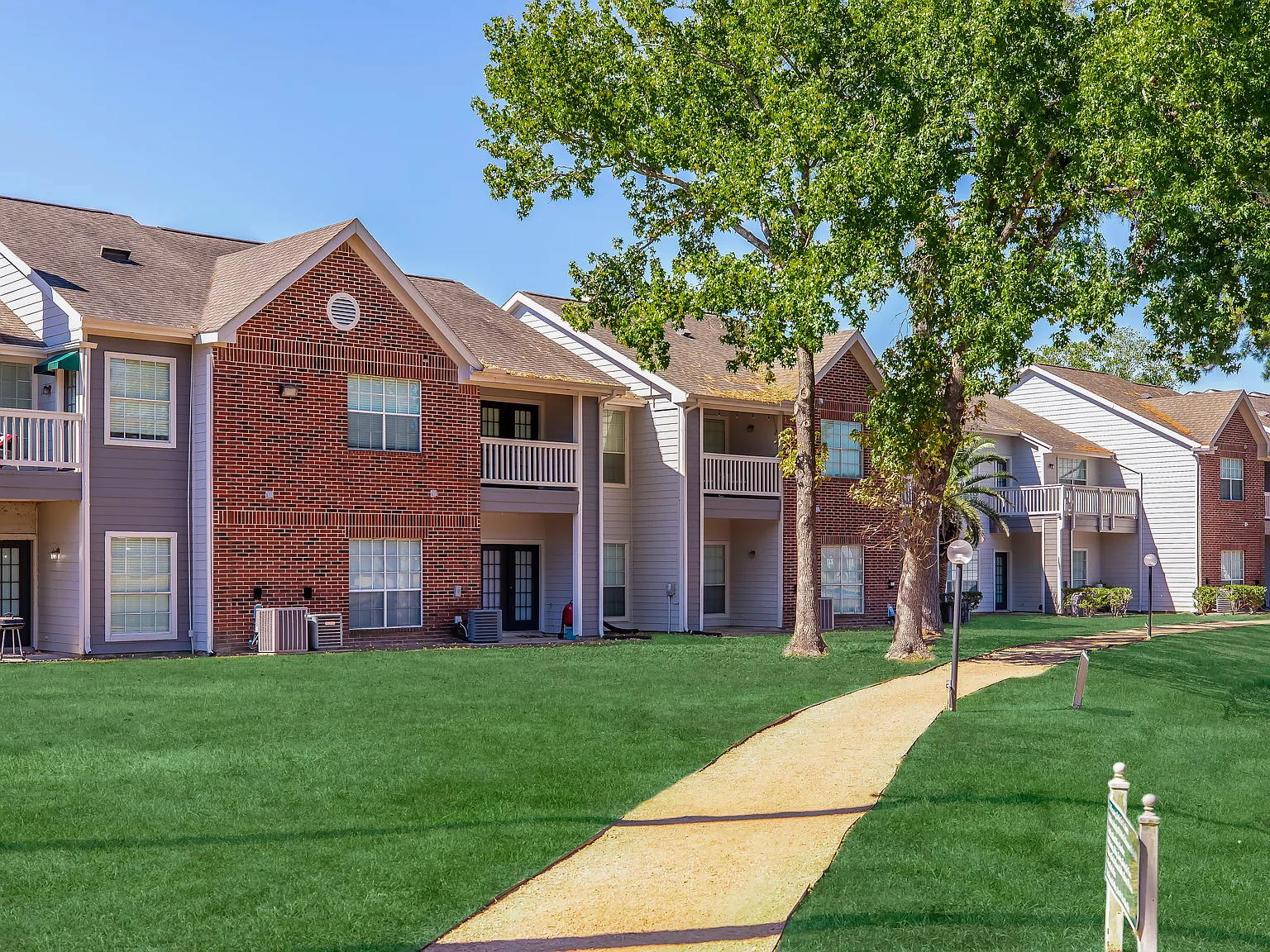 The Lakeview Apartmentss — Photo 3