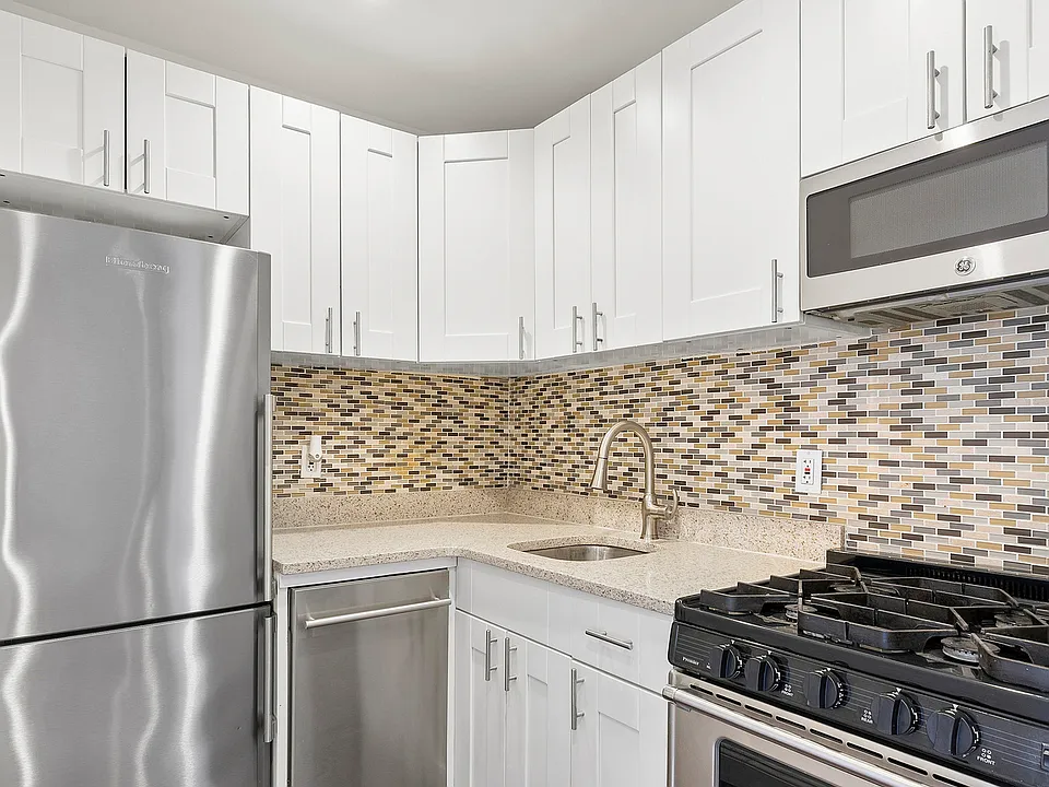 328 W 19th St #3A