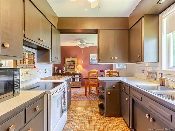 5th image of 577 Maple St