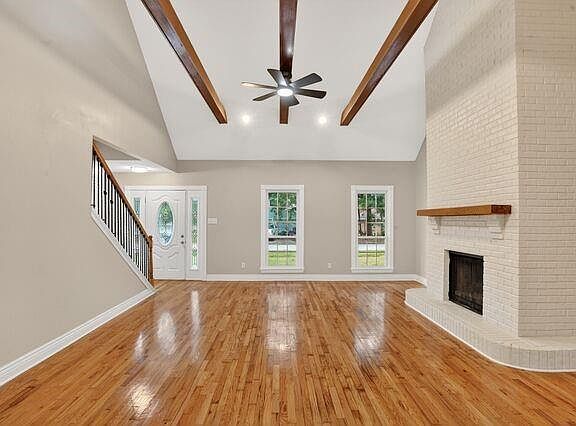 3rd image of 305 Goldenwood St