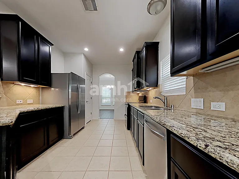 2213 Oak Circle Dr N — Photo 3