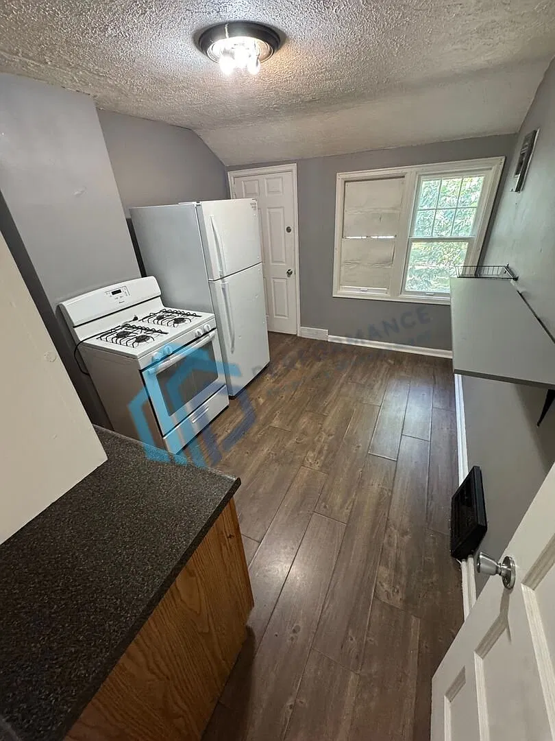 One Bedroom One Bathroom Apartment — Photo 4
