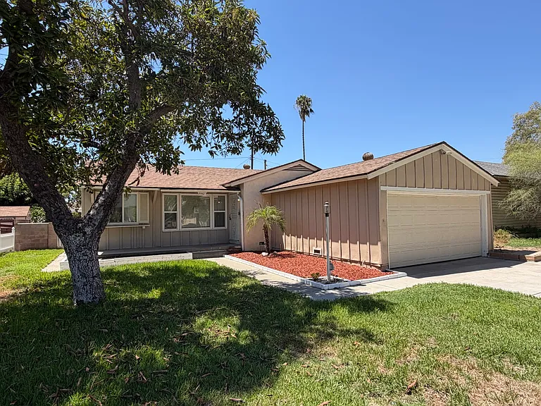 3552 N Alameda Ave — Photo 1