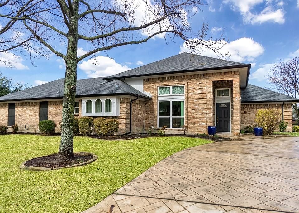 1st image of 901 Lake Meadows Dr