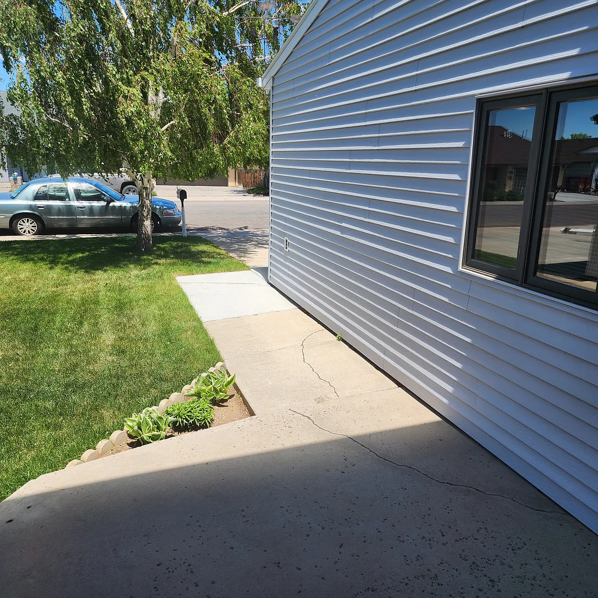 Building Photo - 1718 Sanders Dr