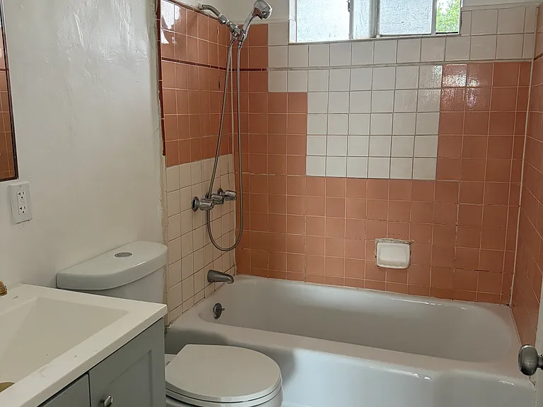 1184 W 39th St #2 — Photo 10