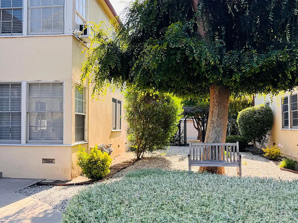 4319 Cahuenga Blvd