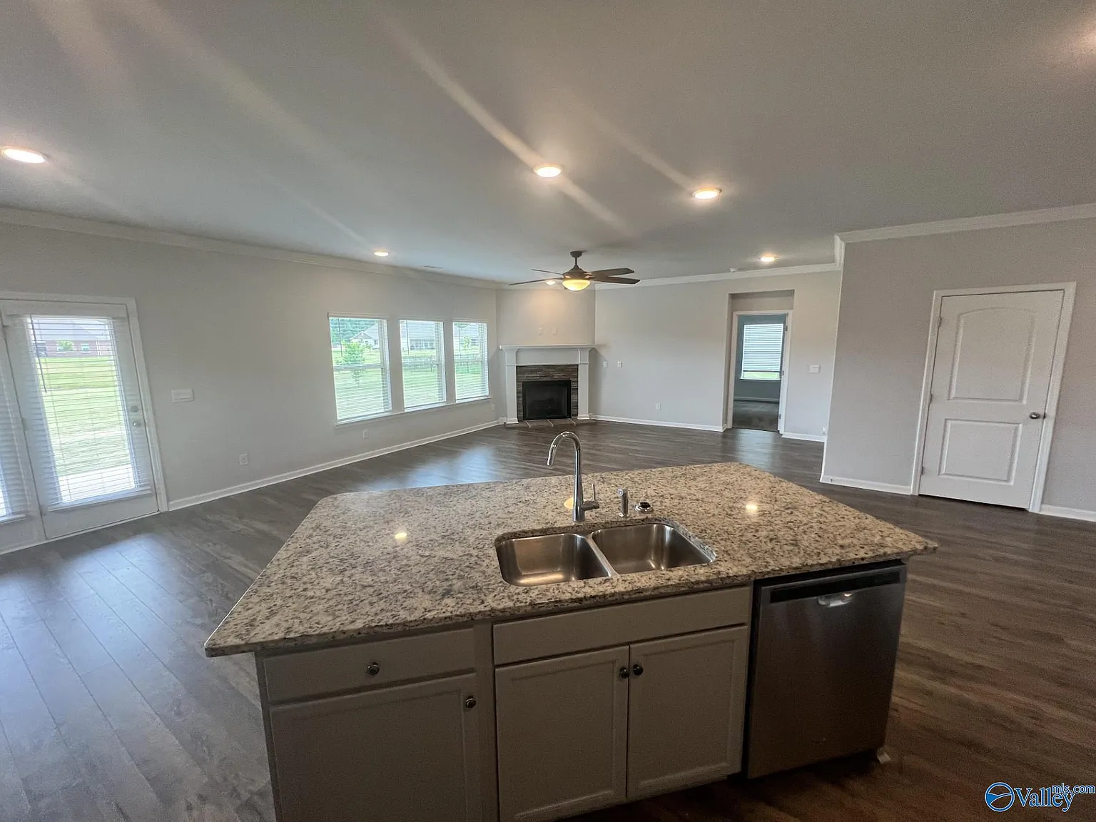 4 bed, 2.0 bath, 2508 sqft, $2,495 — Photo 4