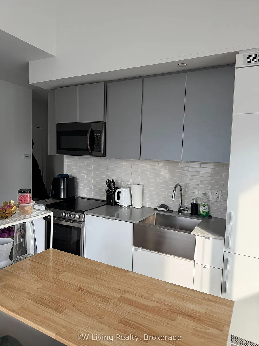 Building Photo - 270 Dufferin St #211
