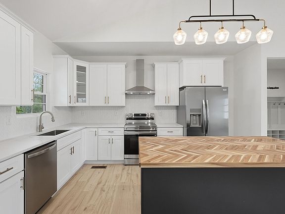 4th image of 111 Poppy Ave