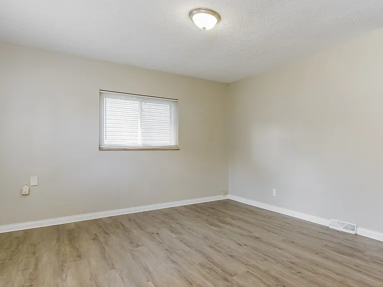 185730_019_living_room_13100640.jpg