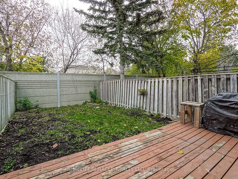 30 Hoskins Sq — Photo 30