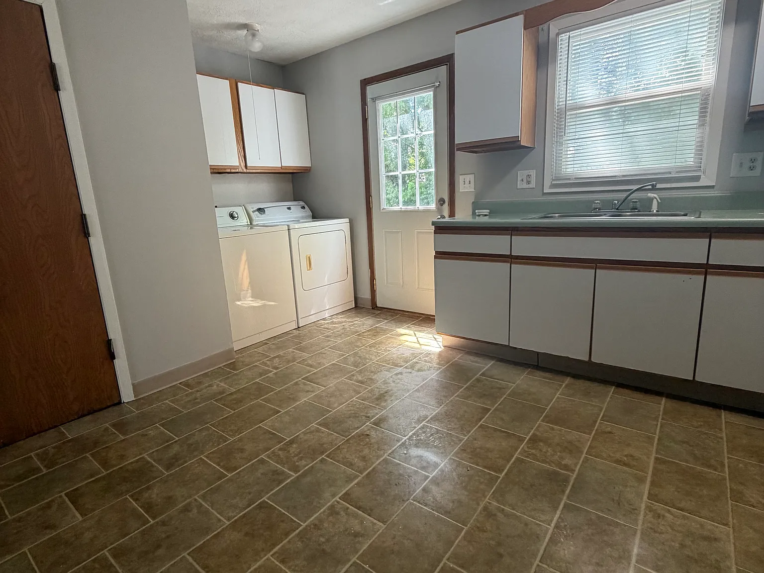 3 bed, 1.5 bath, 992 sqft, $1,295 — Photo 4