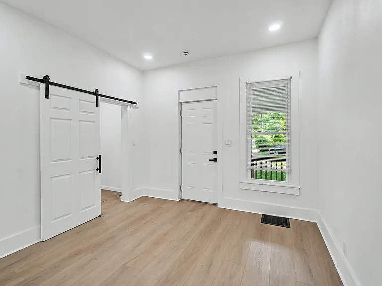 977 W Wayne St — Photo 5