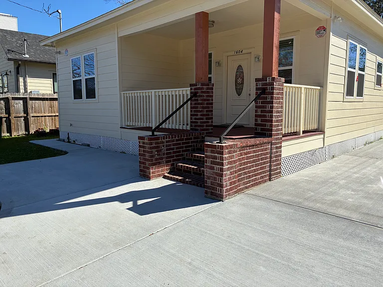1604 Brooks St — Photo 17