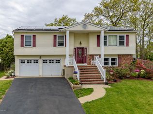 8 Bayberry Ct, Howell, NJ 07731