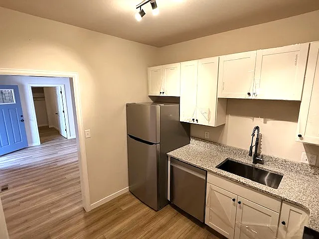 525 W 8th St #5 — Photo 6
