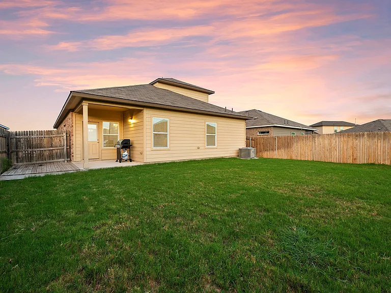 18422 Stevie Ray Dr — Photo 4