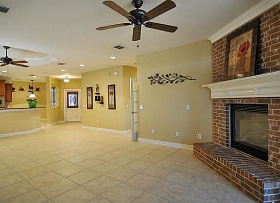 4th image of 7444 Saint Petersburg Dr