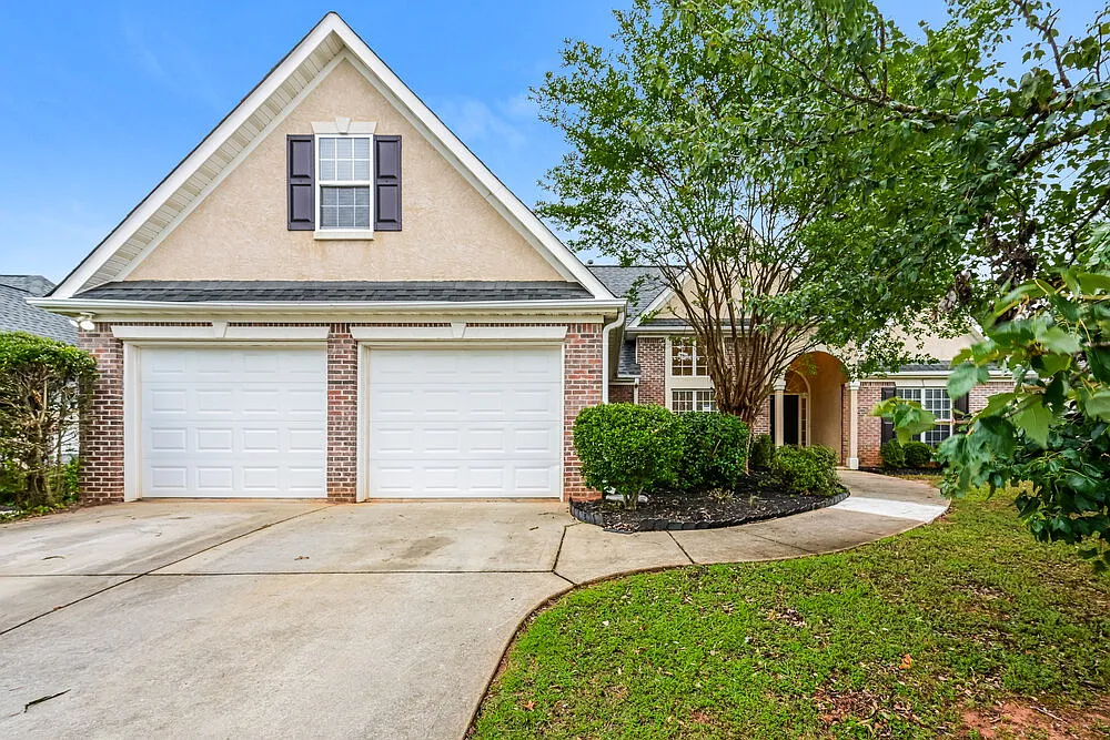 4 bed, 2.5 bath, 2405 sqft, $2,495 — Photo 1