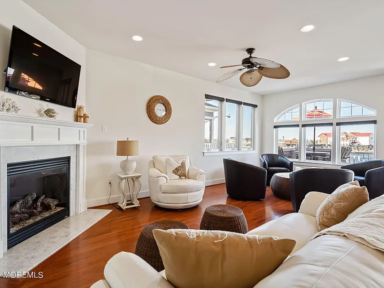 556 Riverside Dr — Photo 24