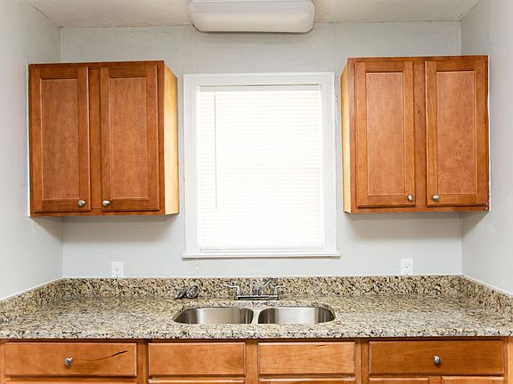 5th image of 303 Boggs St