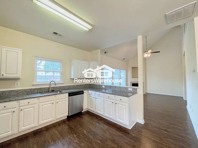 3711 Bay Cres — Photo 9