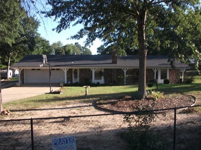 1st image of 704 Lindsey Ln
