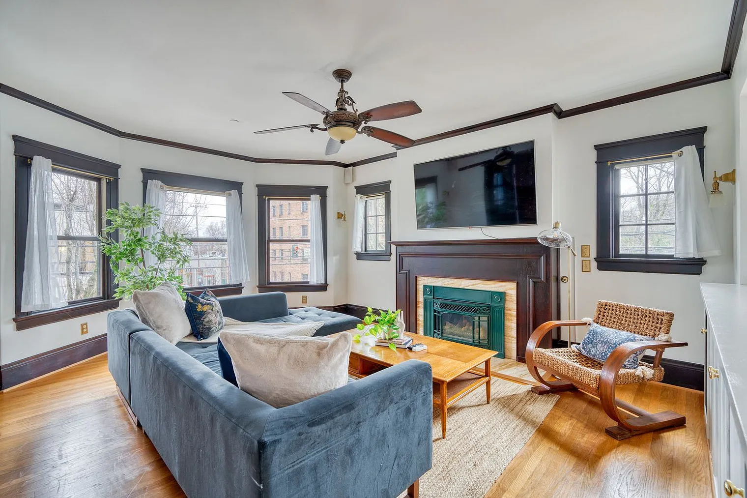 2 bed, 2.0 bath, 1991 sqft, $6,860 — Photo 4
