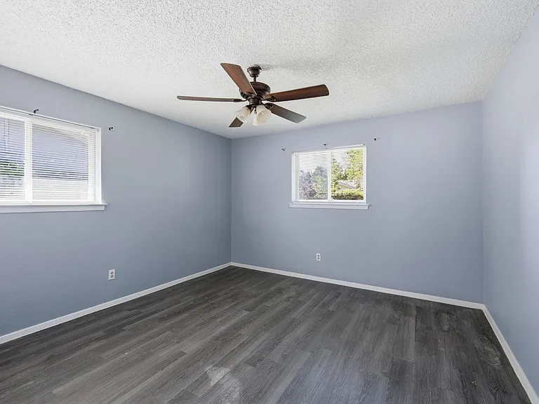512 Sussex Dr — Photo 14