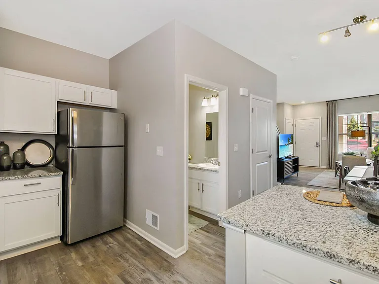 Midtown Pointe Apartments — Photo 11