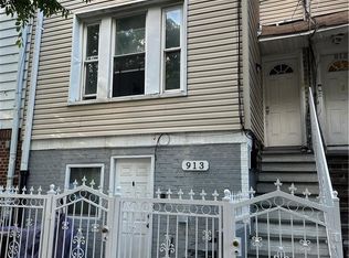 913 E 213th St, Bronx, NY 10469