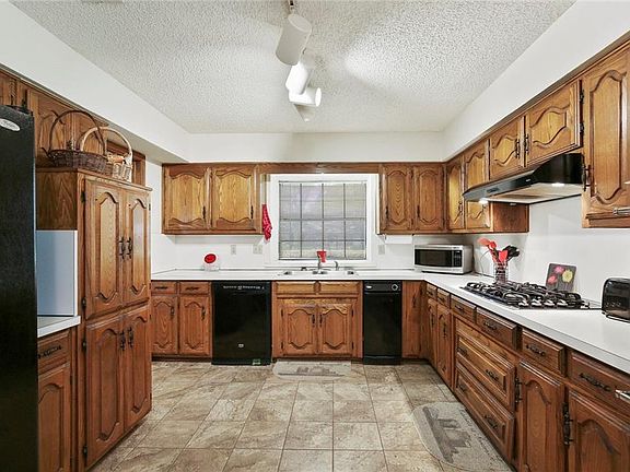 4th image of 921 Prairie Creek Dr
