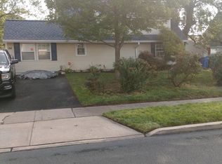 24 Geranium Rd, Levittown, PA 19057