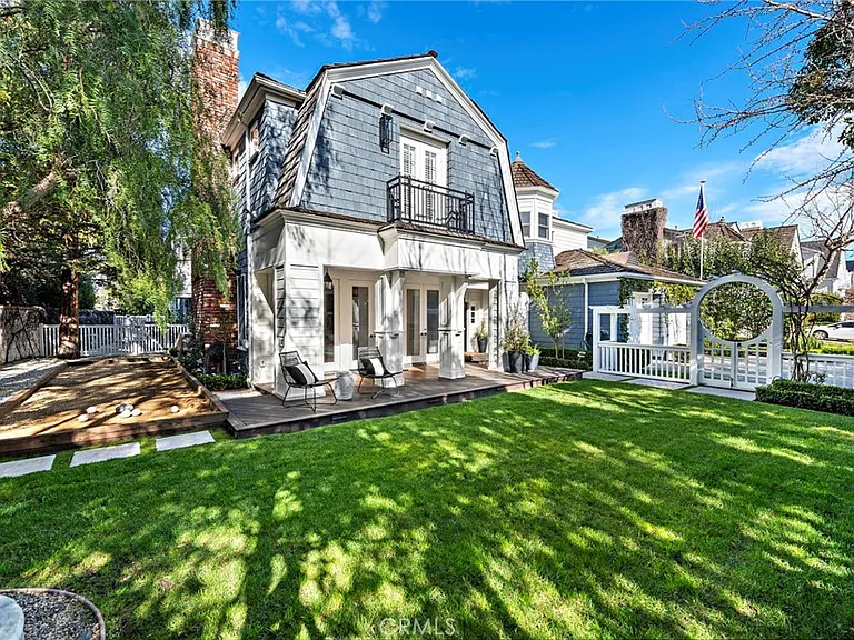 20 Cape Danbury — Photo 2
