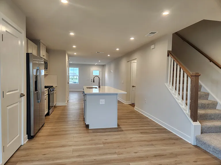 377 Waterside Sq — Photo 8