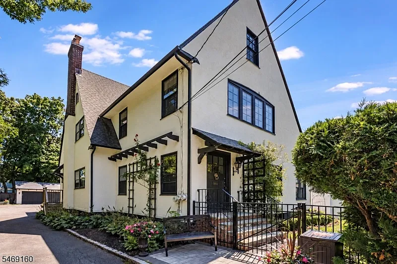 3 bed, 1.0 bath, $4,200 — Photo 3