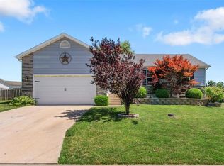 101 Village Circle Dr, Winfield, MO 63389