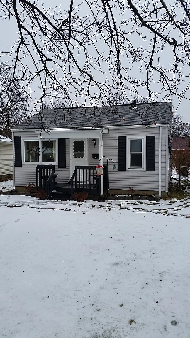 651 E Huston St photo 1