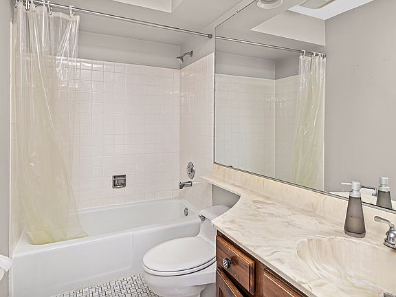 5th image of 1009 Deerfield Pl #2-L