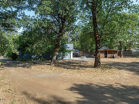 2nd image of 2524 Rockydale Rd