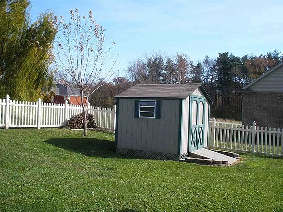 2nd image of 1523 Willowbrook Dr