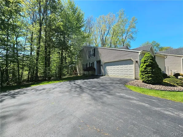 8168 Honeysuckle Dr, Liverpool, NY 13090