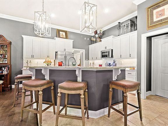 4th image of 8909 Greenleaves Dr