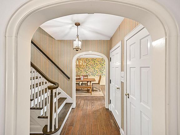 3rd image of 1065 Lower Ridgeway