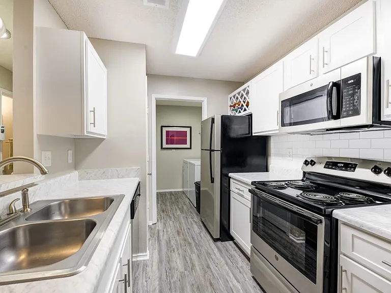 Crestview at Oakleigh Apartments — Photo 3
