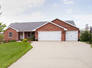 17569 Alan Jackson Dr, Dubuque, IA 52002