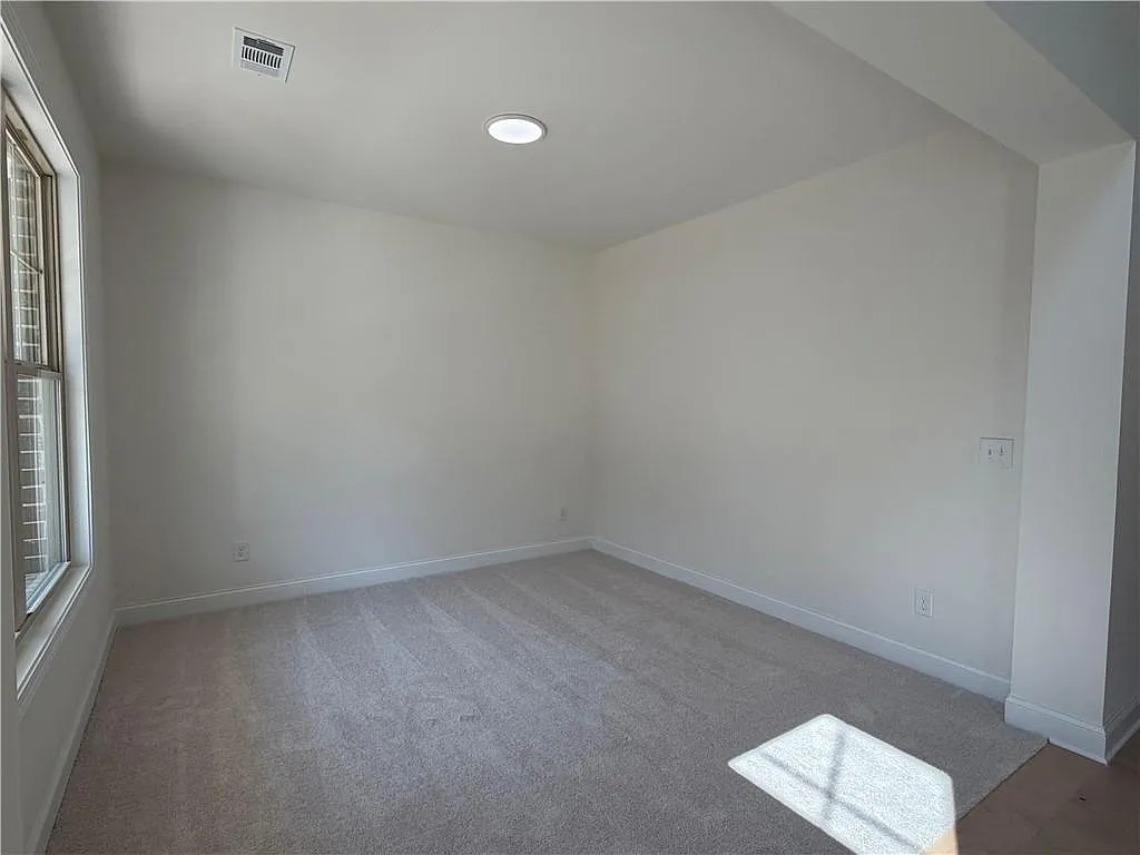 5 bed, 3.0 bath, 3000 sqft, $3,700 — Photo 2